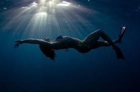 Isis Valverde: A Sereia do Mar e Sua Jornada na Indicação ao Framboesa de Ouro