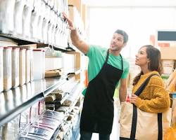 Imagen de Sales associate interacting with a customer
