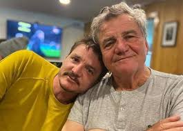 José Balmaceda, pai de Pedro Pascal: "Não vi nenhum gesto que me diga que ele está se comportando de maneira diferente"