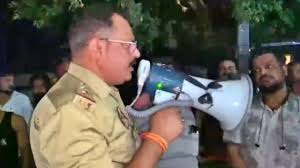 हापुड़ में बत्ती गुल, दारोगा का पारा हाई, प्रदर्शनकारियों से बोला- 'अभी गर्मी से परेशान हो, फिर मुकदमा भी झेलोगे'