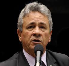 O deputado Carlos Souza (PSD-AM) é suspeito de pertencer à quadrilha liderada pelo irmão, o ex-deputado estadual Wallace Souza (morto em 2010), ... - carlos-souza_agcamara