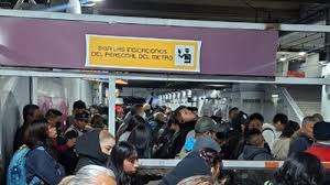 ‘Colapsa’ Línea A del Metro de CDMX: Usuarios reportan 25 minutos de espera y acusan falla eléctrica