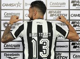 Longe do Botafogo, Alex Telles é disputado por 3 clubes brasileiros; afirma portal