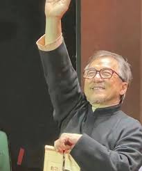 2025年71歲成龍滿頭白髮最新近照-功夫巨星英雄遲暮真實狀態