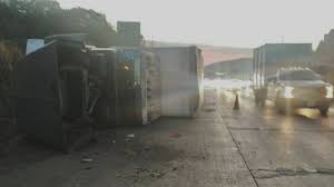 Vuelca camión de carga en la México-Querétaro a la altura de Conín