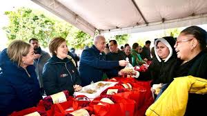 Román Cepeda entrega kits invernales en zonas vulnerables de Torreón