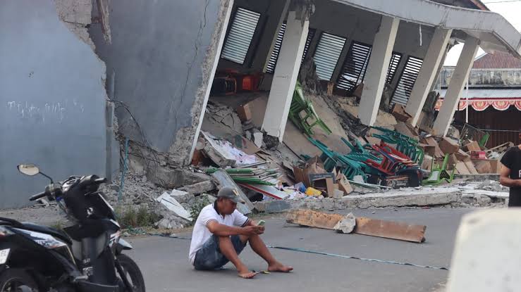 Indonesia quake death toll rises to 53 as thousands evacuated; rescue efforts hampered by landslides and nearly 1,000 aftershocks