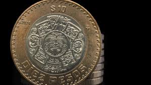 Peso mexicano avanza contra el dólar y cierra debajo de 17.50 por primera vez en 18 meses