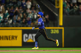 J.P. Crawford delivers again and again as Mariners win 7-6 in extras