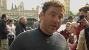 Schauspieler <b>David Williams</b> Schwimm-Marathon durch die Themse - image