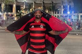 Ex-goleiro Bruno comparece a jogo do Flamengo no Maracanã: 'Que saudade'