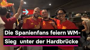Spanienfans feiern unter der Hardbrücke