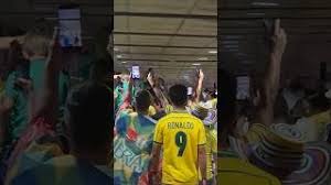 Los aficionados brasileños festejan en las calles de Houston