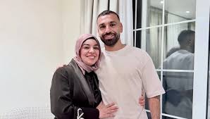 رباب صلاح تواجه منتقدي شقيقها: من أنتم لتنتقدوا محمد صلاح؟