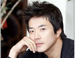 So Ji cargo las cenizas de Park Yong Ha en el camino a su entierro. Nombre:권 상우 / Kwon San Woo (Gwon Sang Wu); Profesión:Actor , modelo ... - Picture-125