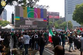 Llegan aficionados al Ángel para apoyar a México