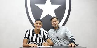 Relacionado para retorno do Brasileiro, Victor Hugo renova com Botafogo e tem multa de R$ 702 milhões