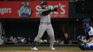 Domínguez exits Yanks-Rangers game after HBP on elbow