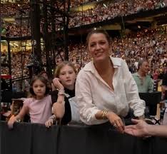 Blake Lively Makes Rare Outing With Her Daughters, Everyone Is Shocked By Their Resemblance / Bright Side