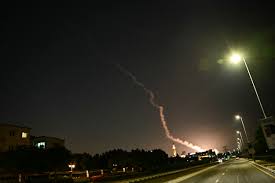 Irán ataca el aeropuerto de Dubái: explosiones en el Golfo Pérsico y consecuencias internacional