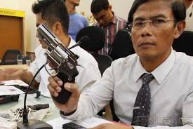 Direktur Reserse Kriminal Umum Kombes Pol Slamet Riyanto memperlihatkan berbagai jenis senjata airsoft gun kepada wartawan di Mapolda Metro Jaya, Jakarta, ... - 8a621bbbbb8eec5679fbcb0eb66f9fb3_r