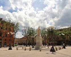 Image of Piazza Napoleone in Lucca