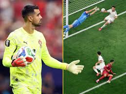 Mandan los porteros en el Portugal - España: Unai Simón y Diogo Costa evitan dos dobles ocasiones de escándalo en la primera mitad
