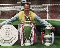 Image of David Seaman with Premier League trophy