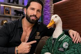 Poncho De Nigris ofrece raquítica cantidad para comprar al Pato Merlin, mascota del Mundial 2026