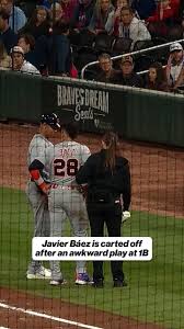Javier Báez exited the game after an apparent injury 😲