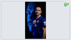 Ex-City, Grealish é flagrado dormindo em festa na Inglaterra; veja fotos