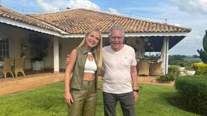 Aos 90 anos, Carlos Alberto de Nóbrega mantém sítio no interior de São Paulo, onde descansa cercado por lago para pesca, pomar, trilhas arborizadas e estrutura rural usada para reunir filhos e netos
