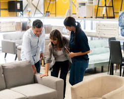 people trying out a sofa in a furniture storeの画像