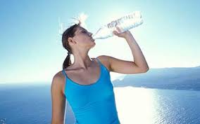 Resultado de imagen para imagenes tomando agua
