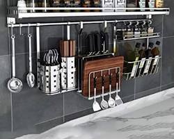 Gambar Dapur kecil dengan rak dinding di atas sink
