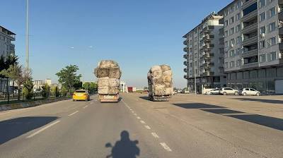 Çuval yüklü kamyonetlerin tehlikeli yolculuğu kamerada İhlas Haber Ajansı