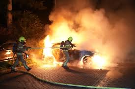 Hybrid car destroyed by fire in Apeldoorn; another vehicle damaged