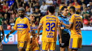 ¡Llega la Ley Vínicius a la Liga MX! Búfalo Aguirre, expulsado por taparse la boca