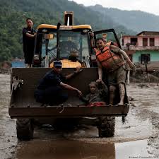 Casi 400 personas desaparecidas tras inundaciones en Nepal