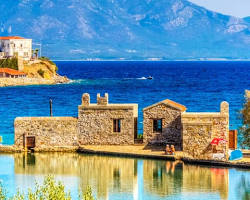 Datça'da deniz manzaralı bir bungalov resmi
