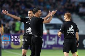 حسینی: پرسپولیس با یک گل شانسی ما را شکست داد/ بازی کردن در چنین زمینی شرم‌آور است