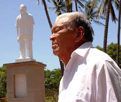 Leandro Díaz, al lado de la estatua que lo inmortalizó. // CORTESÍA - leandro_diaz_-_monumento