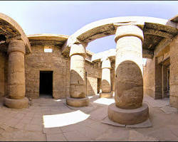 Image of AkhMenu, showing its peristyle court and hypostyle hall with tentpolelike columns.