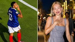 ¿Iba para ella? El revelador beso de Mbappé tras su doblete en el Mundial con Ester Expósito en el palco