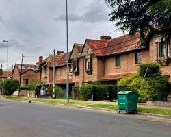 barrio ferroviario estilo inglés argentina arquitectura histórica, generada por IA