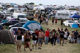 Over 20.000 strømmet til ulovlig festival i Frankrike – midt i et militært minefelt