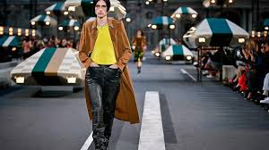 Louis Vuitton apuesta en París por la moda futurista