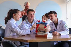 Medicina Campo Real conquista resultado de destaque no Enamed