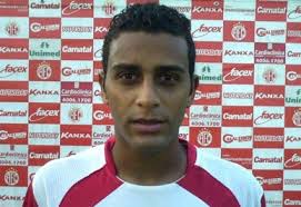 A diretoria do Serrano está tentando a contratação do meia Rafael Granja e de mais dois jogadores do Vitória para a disputa do Campeonato Baiano de 2011. - rafael%2520granja