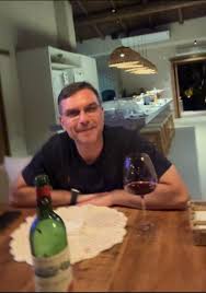 Police report links Flávio Bolsonaro to account tied to jet he used